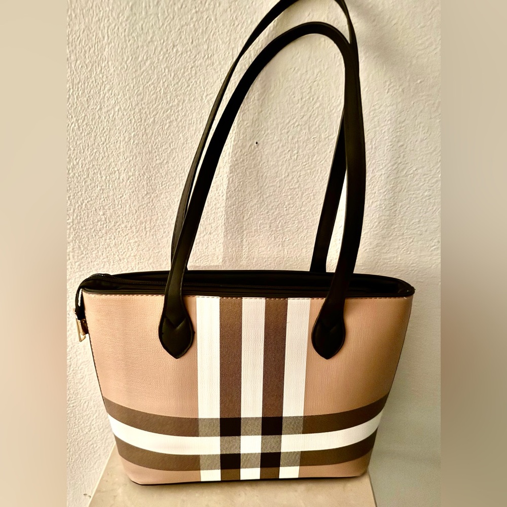 Women’s plaid bag, brown, tan, white and black. Like new
12.5”x9”
